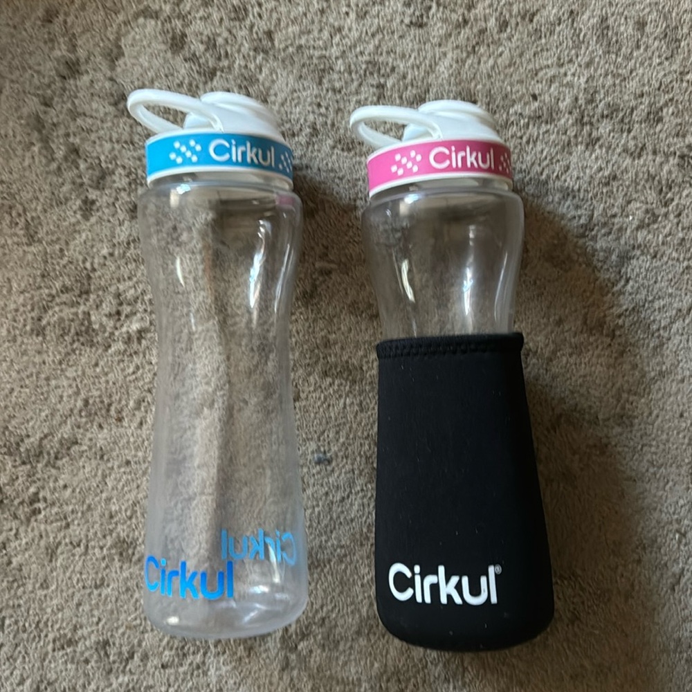 Cirkul bottles (2), 1 blue, 1 pink + 1 black sleeve